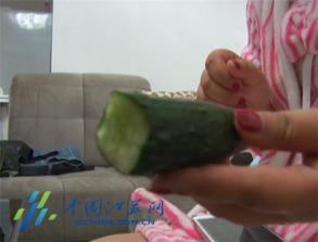 女子景区吃瓜瞬间,瞬间成为网络焦点