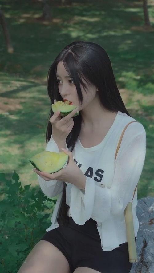 吃瓜美少女图集,揭秘吃瓜美少女图集里的甜蜜瞬间